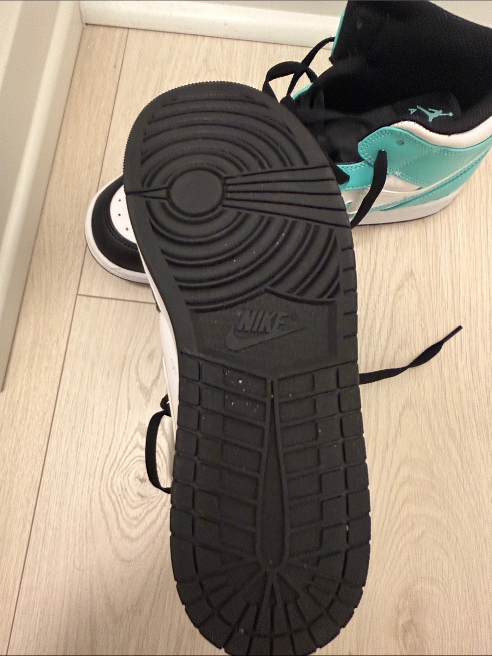 Air Jordan 1 Mids Nike . Men’s. White Black Teal. Size 10.5 - Picture 5 of 6